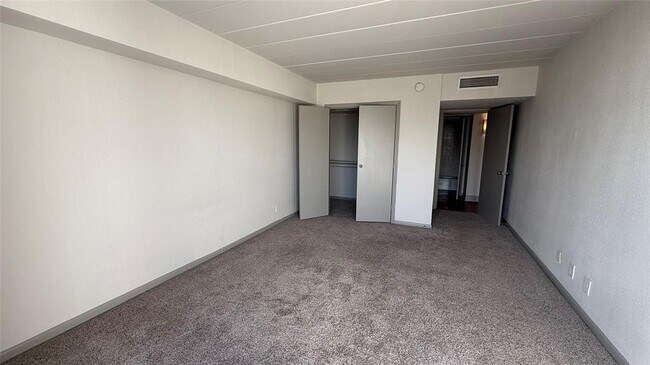 Building Photo - 5400 Memorial Dr