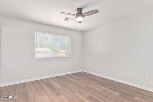 Building Photo - 1624 W Geneva Dr