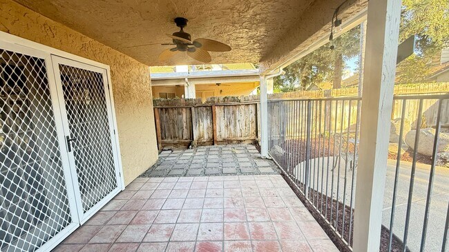 Building Photo - 3-bedroom, 2-bathroom home located in the ...