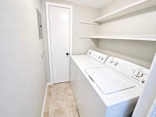 Building Photo - Charming 2 Bed / 1.5 Bath Townhome in Jenks – Great Location!