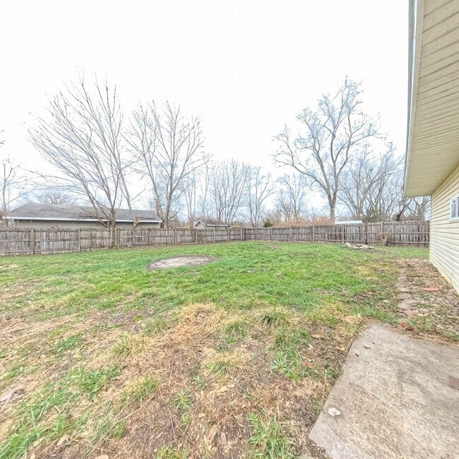 Building Photo - Charming 3 bedroom 2 bathroom home