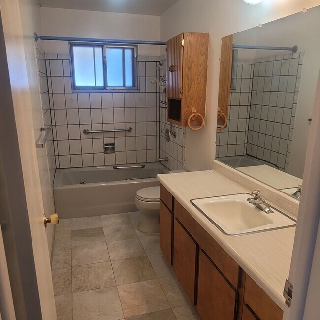 Building Photo - Large Home on NorthSide Grand Junction!!!!