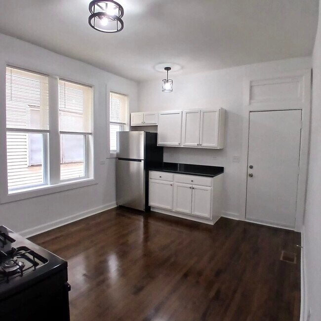 Building Photo - 4058 W Hirsch St