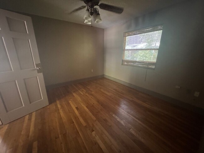 Building Photo - 6/3 within Walking Distance to Campus!!