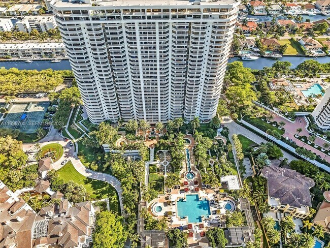 Building Photo - 2000 Island Blvd