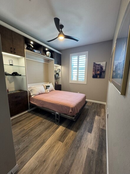 Third bedroom with murphy bed - 331 Coastal Redwood St