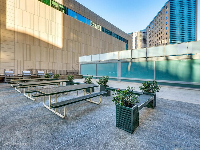 Building Photo - 340 W Diversey Pkwy