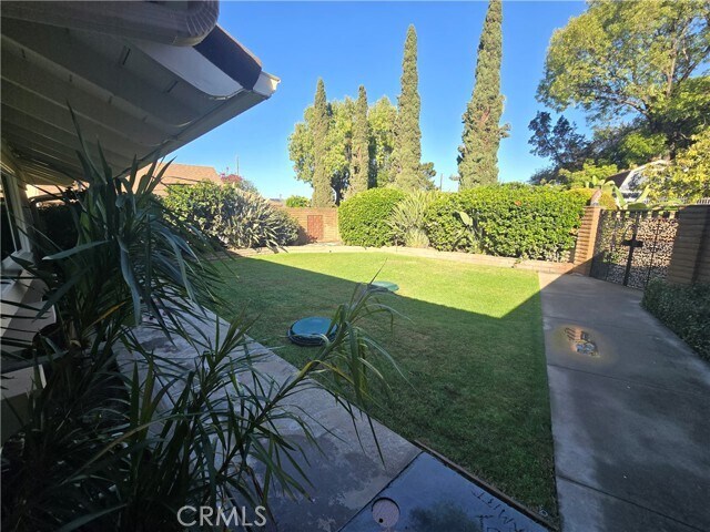 Building Photo - 564 E Fellows Dr