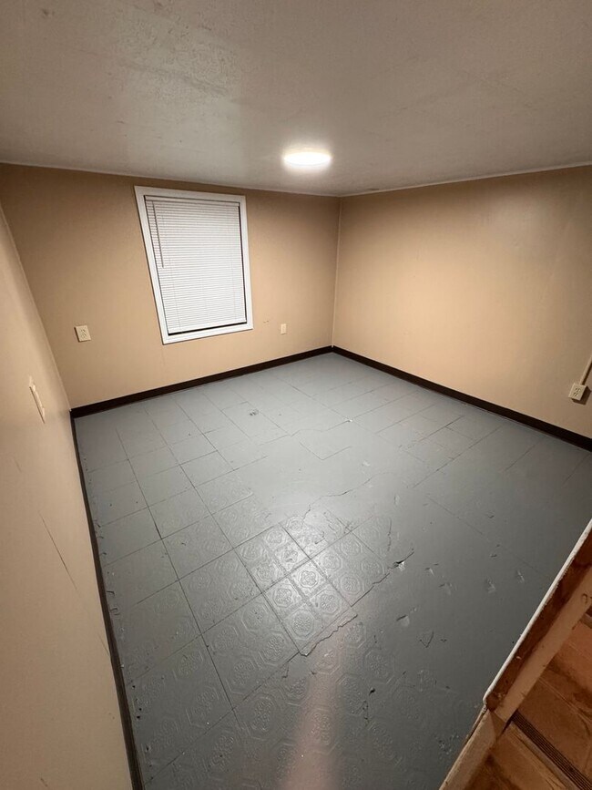 Building Photo - 853 Lawrence Ave