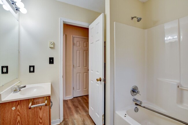 Building Photo - 3 Bedroom 1 Bathroom