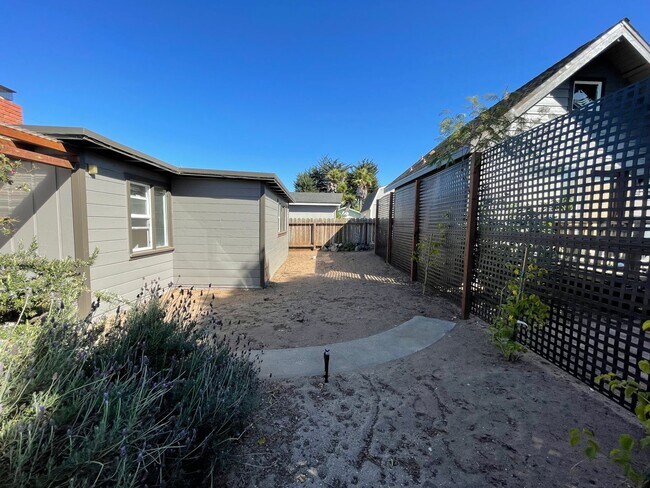 Building Photo - 489 Manzanita Dr