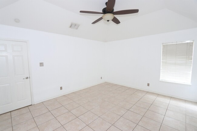 Building Photo - 609 St James Ct