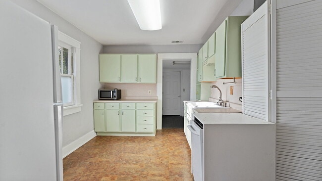 Building Photo - Super Cute One bedroom - Arts and Crafts s...