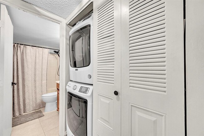 Building Photo - 8592 W Sunrise Blvd