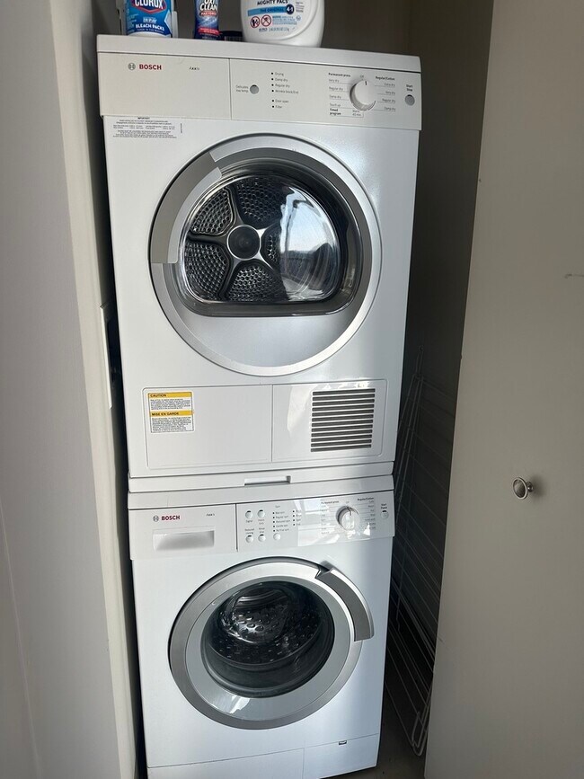 Building Photo - 1901 S Calumet Ave