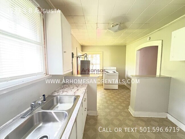 Building Photo - 1923.5 Augusta St