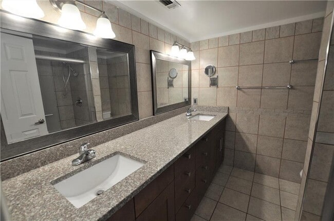 Building Photo - 6851 Roswell Rd