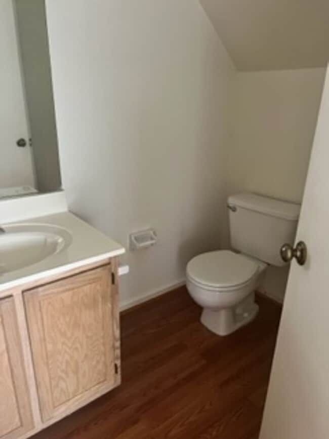 Building Photo - 2 Br 2 Bath