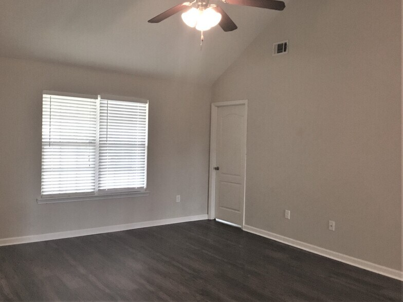 Building Photo - 107 Fontenot Dr