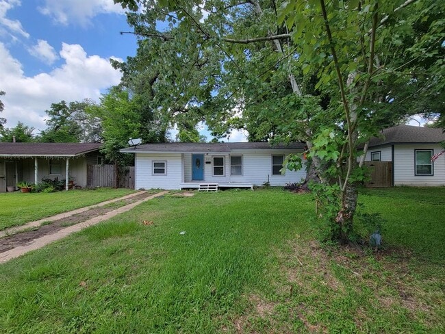 Building Photo - 111 Wisteria St