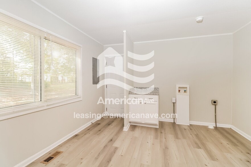 Building Photo - 111 Camellia Cir