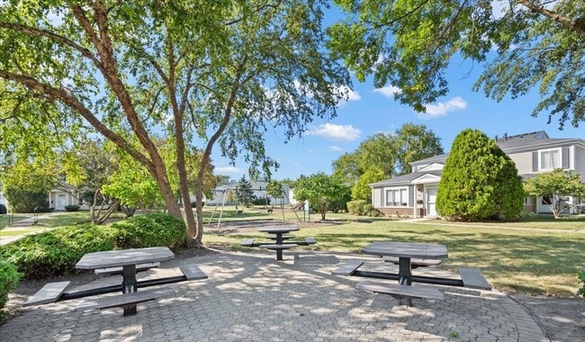 Building Photo - 1152 Cove Dr