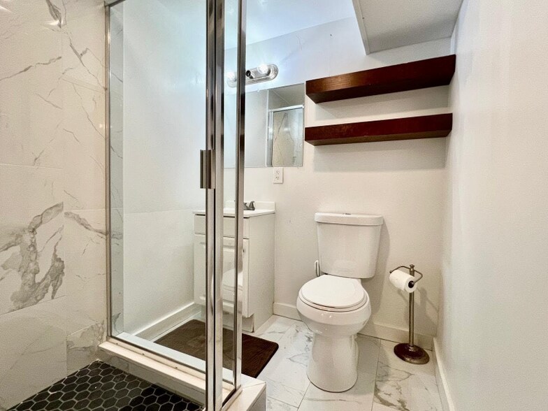 Building Photo - 5615 Southampton Rd