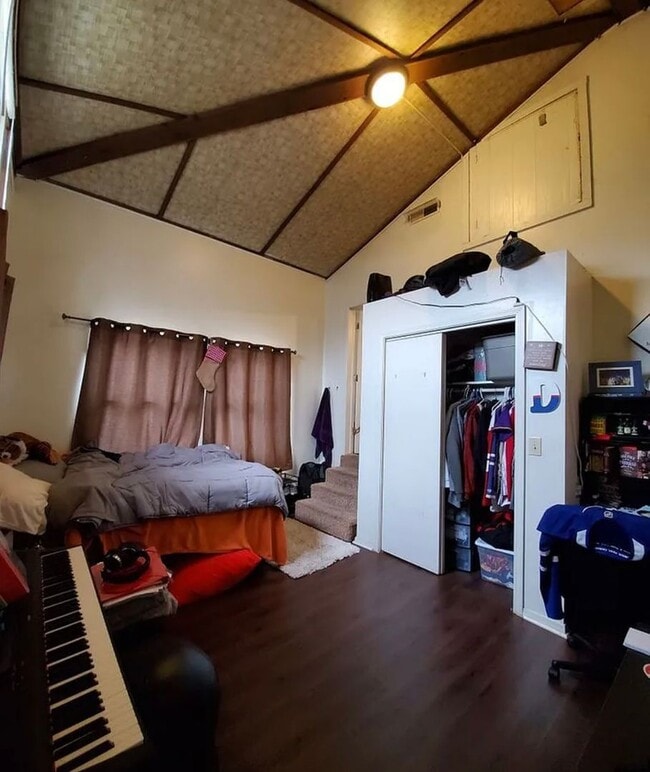 Building Photo - 5BR - Walk to Campus!