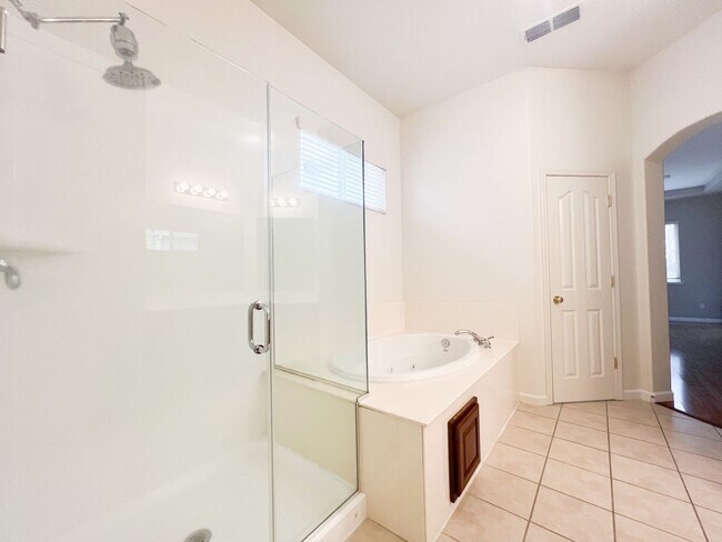 Building Photo - Spacious Single Story Three Bedroom Home