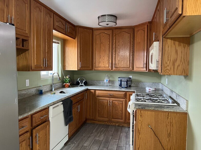 Building Photo - 722 Forest Park Dr