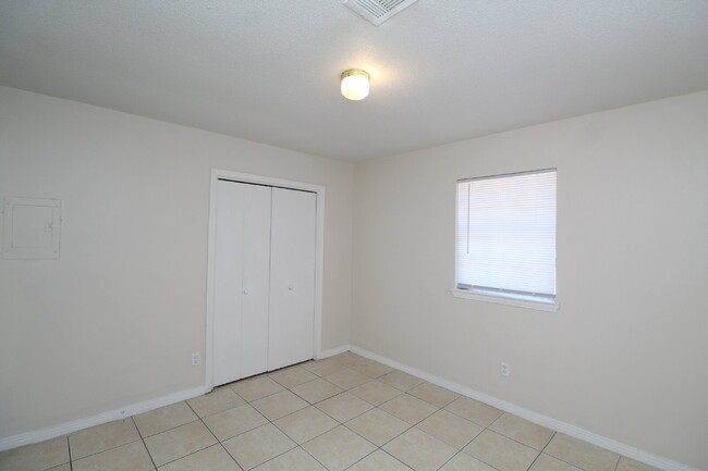 Building Photo - Affordable 2BR Duplex Near UWF — All Tile,...