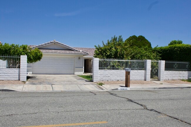 Building Photo - 30650 Avenida Del Yermo