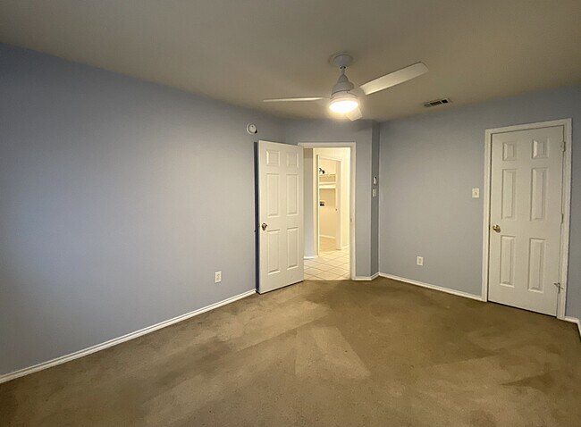 Building Photo - 102 Mission Dr