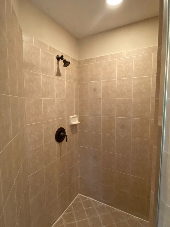 Building Photo - Townhome in Gated Community in the heart of Oviedo