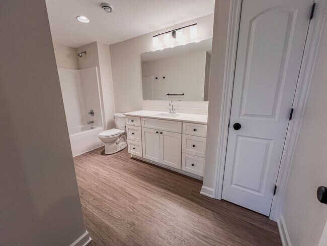 Building Photo - 3 Bedroom Lookout