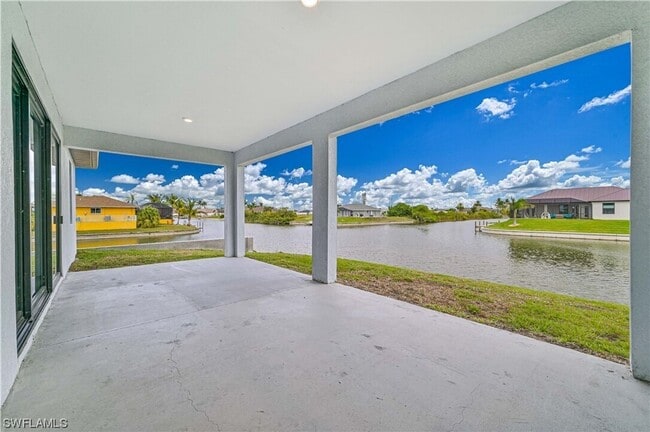 Building Photo - Gorgeous custom built 3/2/1 water front si...