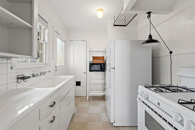 Building Photo - 204 W 43rd St