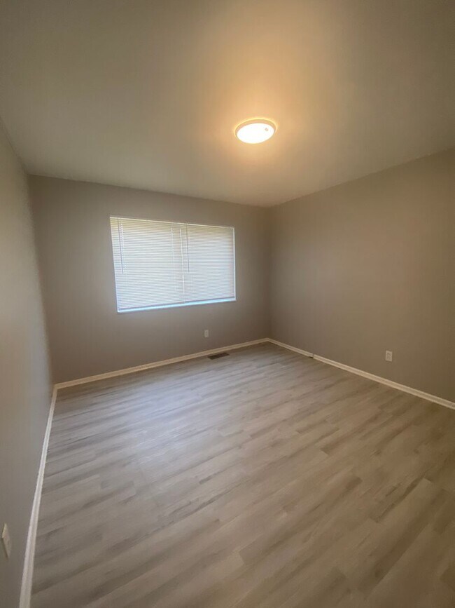Building Photo - Renovated 2 Bed 1 Bath 1ST FLOOR!