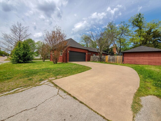 Building Photo - 3 Bedroom 2 Bath Home in Shawnee