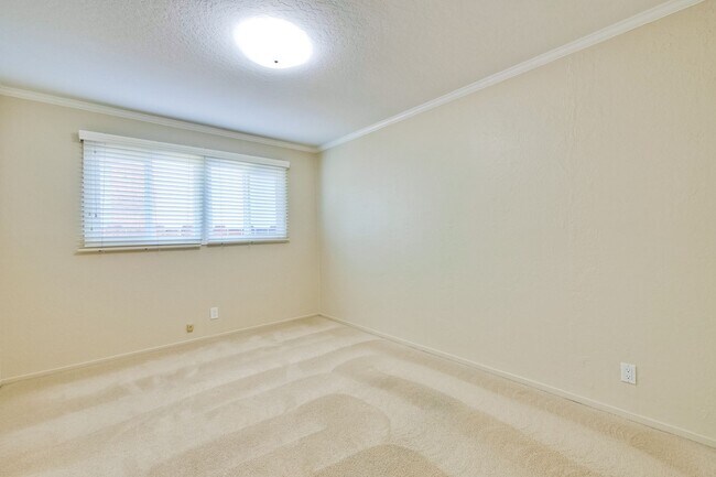 Building Photo - Excellent 4 bed 2.5 Bath Single Family Home!