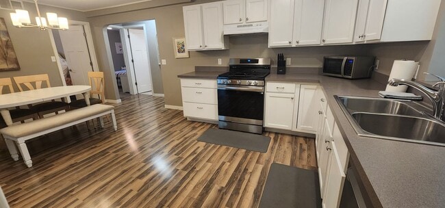 Building Photo - Monthly Furnished Rental, Dog-Friendly, Utilities Included