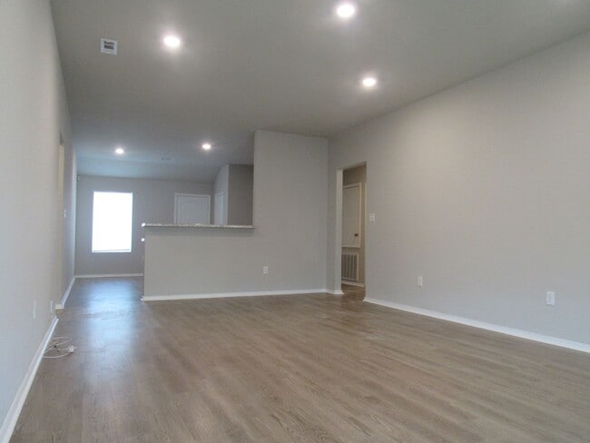 Building Photo - Contact Peggy at 501-676-1758