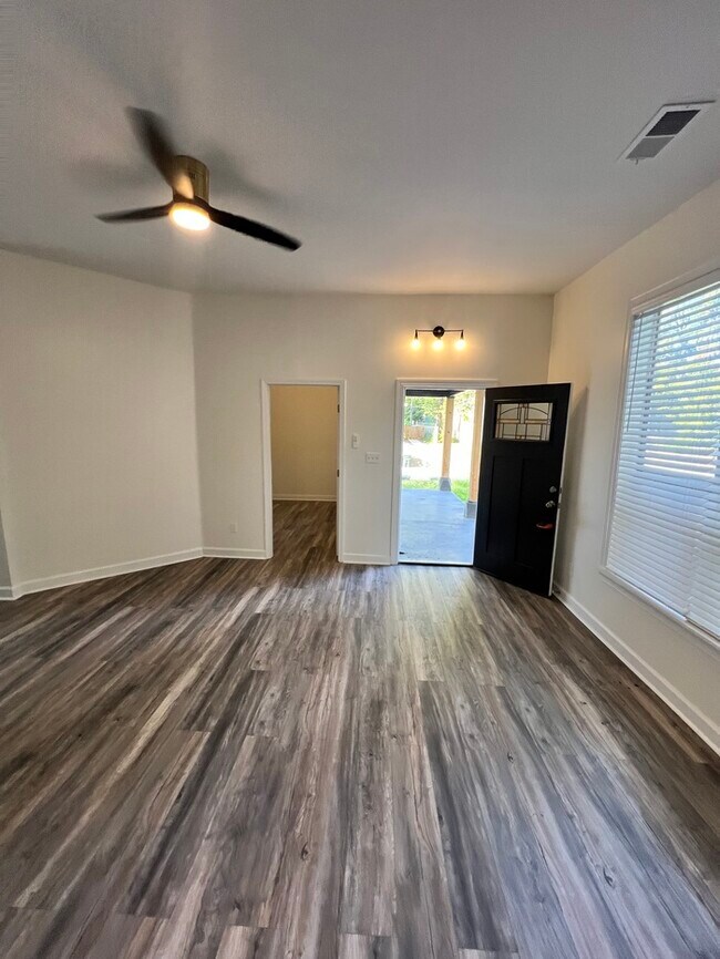 Building Photo - Newly Renovated Rental Home