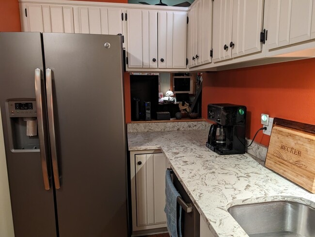 Building Photo - 607 Tamarack Dr W