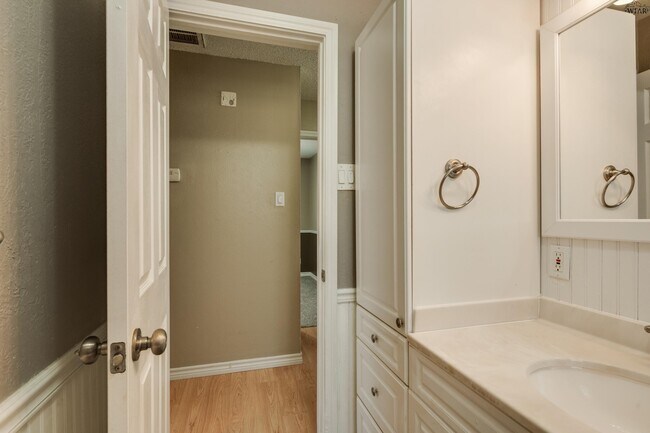 Building Photo - 5115 Kingston Dr