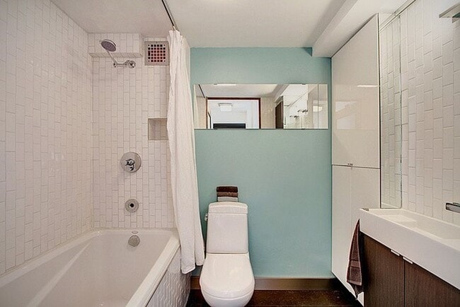 Building Photo - Sutton Place Condo in the heart of first hill