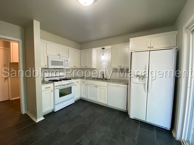 Building Photo - FOR LEASE | Midtown | 3 Bed, 2 Bath Duplex...