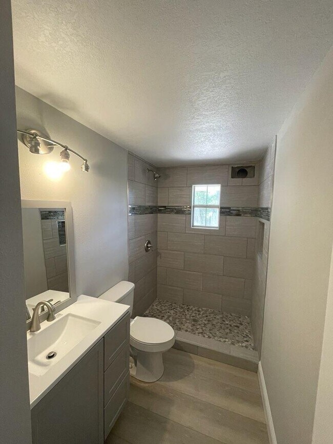 Building Photo - 133 3rd St