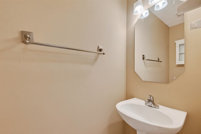 Building Photo - 910 Norfolk Dr