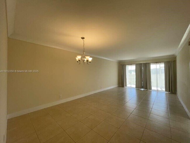 Building Photo - 2950 N Palm Aire Dr